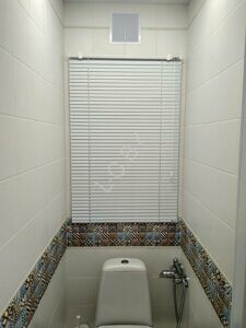 Горизонтальные жалюзи в туалете